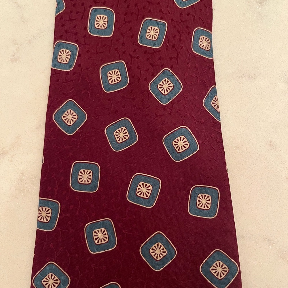 VTG Giorgio Armani Cravatte Burgundy Patterned Tie 100% silk vintage - Picture 5 of 7